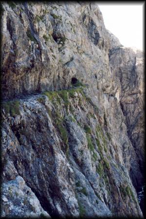 Die beeindruckende Felsgallerie im Val D'Uina
