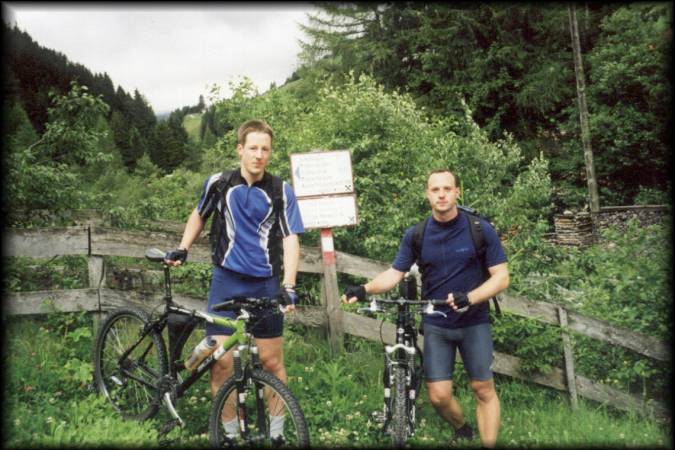Der Start zu 9 anspruchsvollen Etappen über die Alpen: Wir sind guter Dinge zu Beginn der Auffahrt Richtung Sattelberg