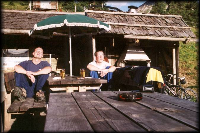 Nach hartem Einstiegstag: Zwei Sunnyboys beim Relaxen in der wärmenden Abendsonne an der Enzianhütte