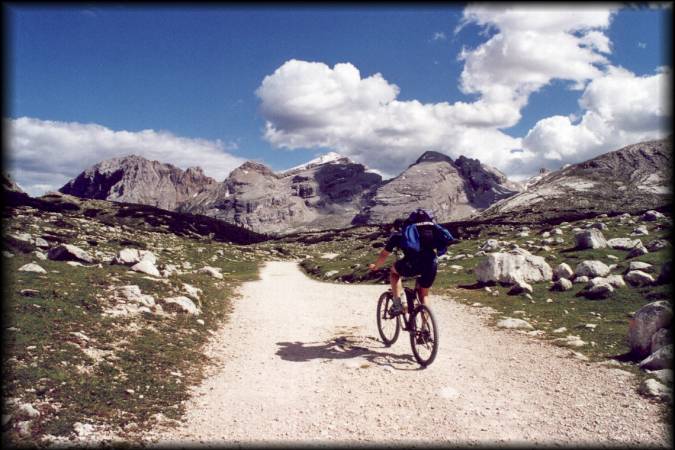 Das Limojoch ist überwunden und vor uns liegt eine super Abfahrt durch eine der schönsten Landschaften in den Alpen