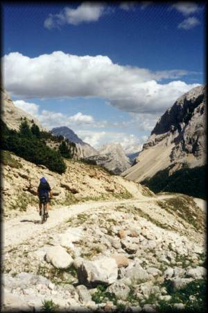 Die wirklich traumhafte Landschaft in den Dolomiten läßt jedes Biker-Herz höher schlagen