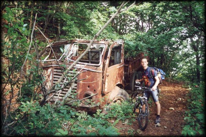 Ein alter und total verrosteter LKW mitten im Wald: Wie auch immer der dorthin gekommen ist ...