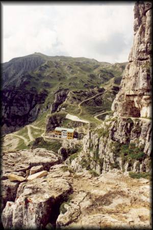 Blick von der Gallerie zum Rif. Papa, im Hintergrund der Cima Palon und ganz klein das ex Rif. Militare nahe des Gipfels