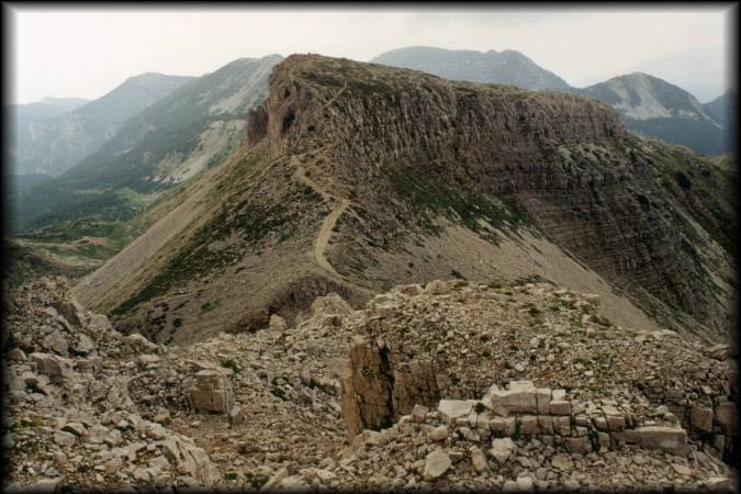 Abstieg über ein riesiges Trümmerfeld von der Dente Italiano, in Front befindet sich nur wenige Meter enfernt die andere Platte ...