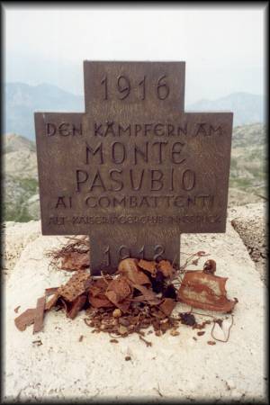 Denkmal nahe der Denti Austriaco für die Kämpfer am Monte Pasubio