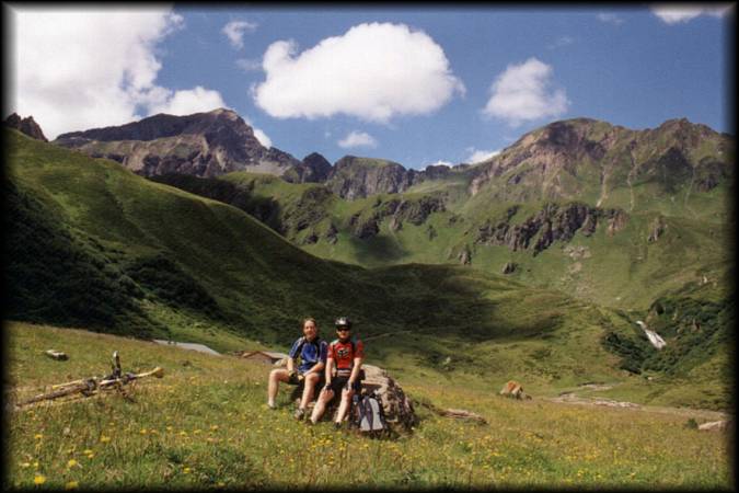 Durchatmen nach dem tollen Trail vom Pfunderer Joch: Daniel und ich bei einer kurzen Rast an der Weitenbergalm