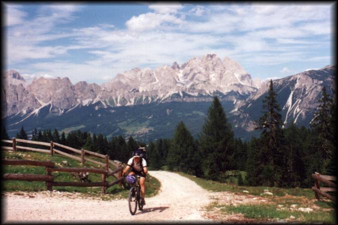 Kurz vor der Malga Federa: Ab Cortina d'Ampezzo zieht die Piste zum Teil brutal steil an, aber das Panorama ist wieder mal spitze