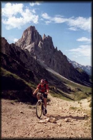 Tollstes Dolomiten-Panorama: Daniel bei den letzten anstrengenden Metern zur Forcella Ambrizzola