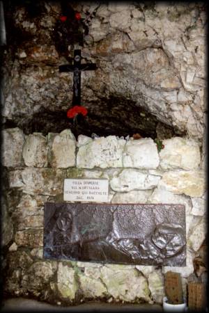 Schauriger Ort in der Nähe des Rif. Cecchin: In diesem Ossarium liegen die aufgehäuften Knochenreste von unzähligen Kriegsopfern ...