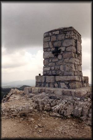 In dieser schroffen Landschaft am Monte Ortigara erinnern zahlreiche Mahnmale und Reste von Schützengräben etc. an die Greuel des Krieges