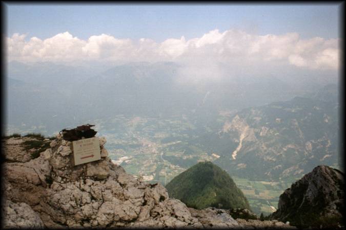 Beeindruckender Tiefblick von historischer Stätte aus: Am Monte Ortigara ist man fast 2000 hm über dem Val Sugana