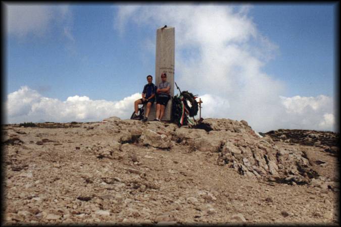 Daniel und ich am Gipfel des Monte Ortigara: Blumenkränze, Inschriften, rostiger Stacheldraht etc. mahnen zum Frieden
