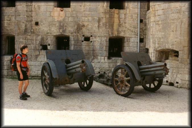 Große Geschütze: Daniel vor zwei alten Kanonen aus dem Ersten Weltkrieg am Forte Belvedere