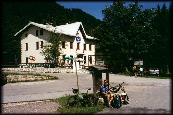 Am Passo Colle Xomo teilt sich der Weg: Entweder direkt hinauf zum Rif. Generale Papa oder, wie wir, über die Strada  degli Eroi hinauf