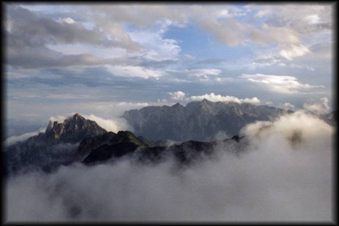 Tolles Wolkenspiel am Pasubio: Am Nachmittag war es noch nebelig und leicht verregnet und während des Abendessens reißt es plötzlich auf