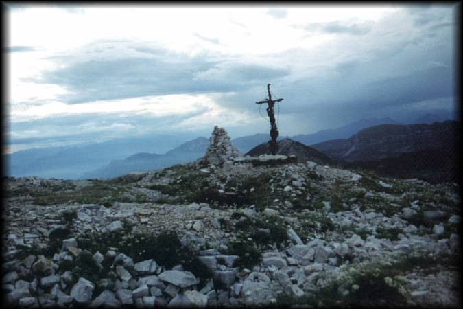 Gipfelkreuz an der Dente Austriaco: Schwer zu begreifen, wie sich die Fronten damals auf so engem Raum derart bekriegen konnten ...