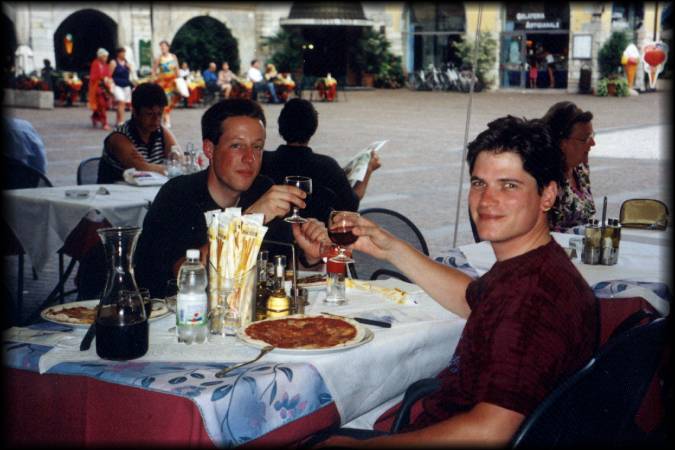 Am Abend gehen Daniel, seine Freundin und ich lecker Futtern: Pizza und Vino Rosso zum Abschluß der Tour sind genau das Richtige!