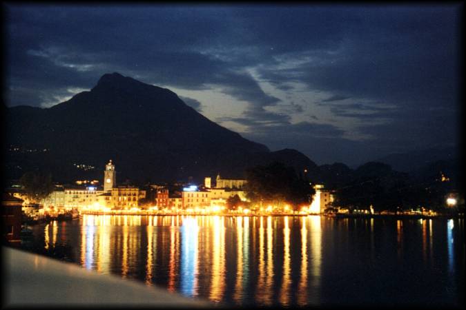 Herrlicher Blick auf Riva bei Nacht