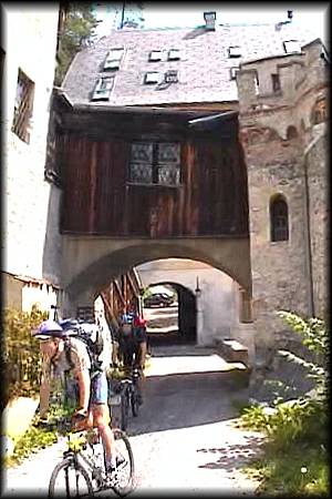 Ralph und ich auf der schönen Passage am Schloß Fernstein