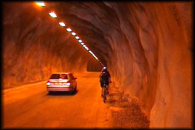 Beim Strampeln durch den Tiefenbachferner-Tunnel: Auf mehr als 2700 m zieht sich der Tunnel knapp einen Kilometer durch den Berg ...