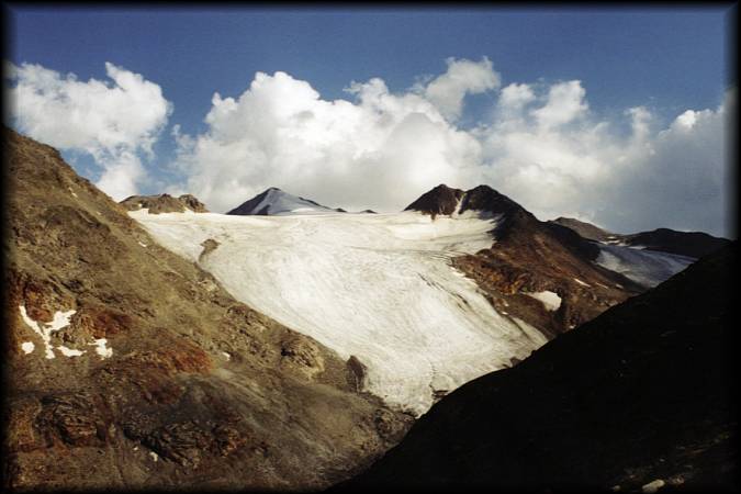 Langer Weg zum Niederjoch: Beim immer noch guten Wetter bieten sich weiterhin tolle Ausblicke in die Gletscherregionen der Ötztaler Alpen