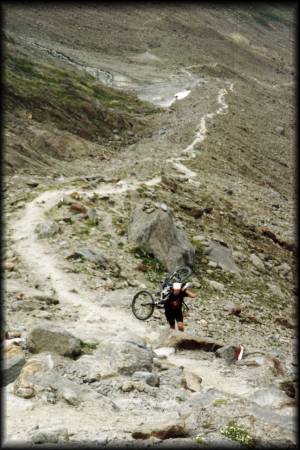 Ralph beim Bike-Tragen: Kurz vor der kleinen Gletscherpassage unterhalb des Niederjochs geht's noch mal sehr steil hinauf ...
