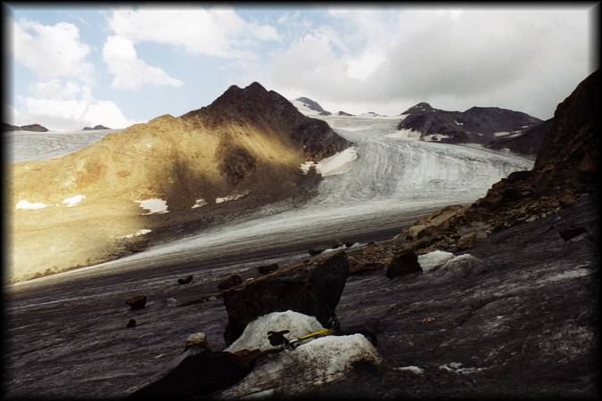 Der Gletscher(rest) unterhalb des Similaun-Gipfels liegt vor mir: Von hier geht's dann rechts um die Ecke und hinauf zur Similaunhütte