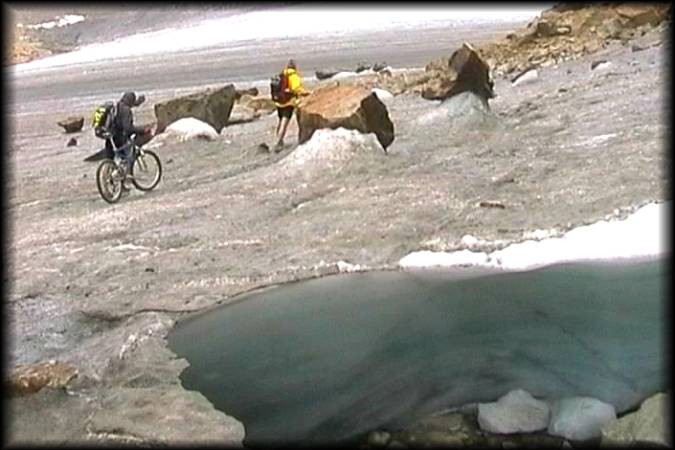 Daniel und Alex auf dem Gletscher(rest) unterhalb des Niederjochs: Vor wenigen Jahren war dort noch deutlich mehr Eis vorhanden ...