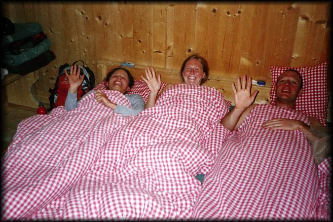 Schlafenszeit: Kathrin, Anja und Ralph im  Lager der Similaunhütte
