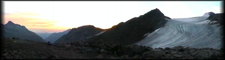 Schöner Tagesbeginn vor der Similaunhütte mit Blick auf den stark zurückgegangenen Similaun-Gletscher mit Gipfel