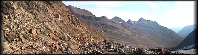 Herrliches Panorama vor der Similaunhütte mit Blick in die Ortleralpen (oben) bzw. auf den Aufstiegsweg vom Vortag (unten)