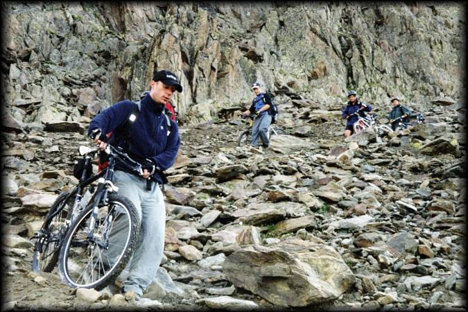 Die ersten 250 hm vom Niederjoch dürfte wohl jeder schieben müssen, dann wird der Weg für technisch versierte Biker fahrbar