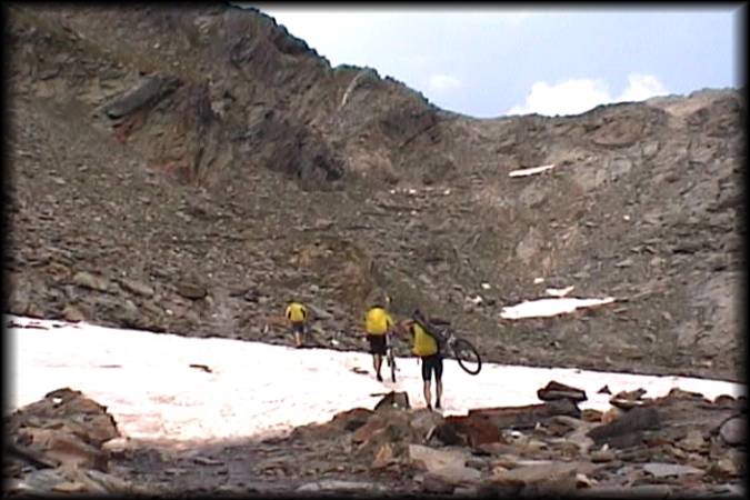 Bald geschafft: Noch dieses Schneefeld queren, dem felsigen Pfad durch den Steilhang folgen, und dann sind wir endlich auf dem Eisjöchl