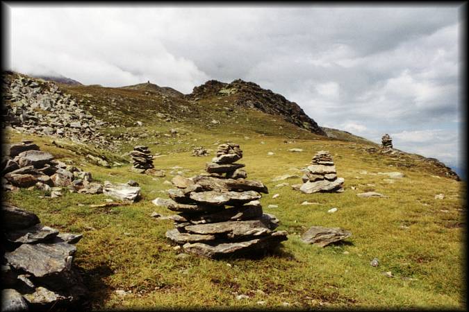 Etwas Abwechslung im kargen Landschaftsbild: Zahlreiche Steinmandl auf der Wiese am Wetterkreuz unterhalb des Tarscher Passes