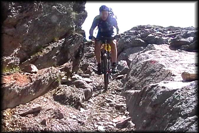 Harter Trail vom Tarscher Paß, Klappe, die erste: Diese steile Felsenrinne ist wohl das schwierigste fahrbare Teilstück runter ...