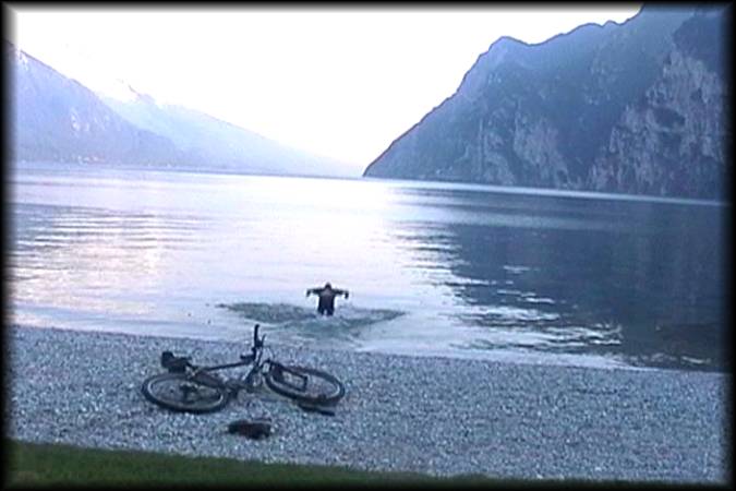 ... und stürzt sich zum Ende unserer Transalp 2003 in den Gardasee! Ein würdiger Abschluß unserer Tour :-)