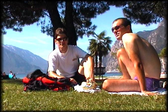 Am nächsten Tag lassen wir es alle recht ruhig angehen: Daniel und Alex beim verdienten Relaxen an der Uferpromenade bei Riva