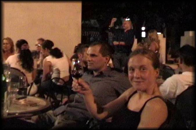 Bei einem gemütlichen Sit-In in einem der zahlreichen Straßencafés von Riva: Ob das Anjas erster Wein diesen Abend ist? :-)