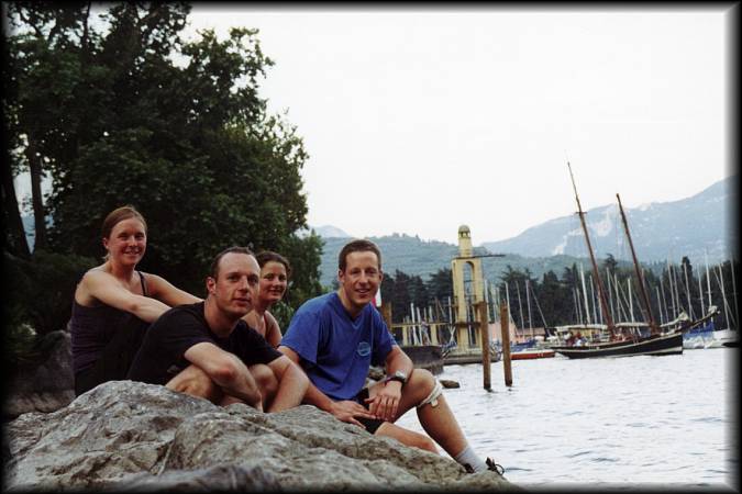 Anja, Kathrin, Ralph und ich kurz vorm Besuch meiner Stamm-Pizzeria Belvedere am Hafenbereich von Riva