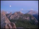Der Mond leuchtet hell überm Passo Giau, hinten rechts die Civetta