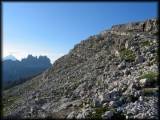Andi oben rechts als kleiner Punkt auf dem Felsband vom Nuvolau ...