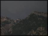 Abendlicher Blick von Levico Terme zum Forte Spitz Verle, das mitten in der Gewitterfront hoch oben über dem Val Sugana thront