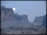 Aufgehender Mond vor Brenta-Felsen