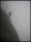 Ich beim Abstieg zur Schlüsselstelle des Bocchette Alte Wegs bei immer dichter werdendem Nebel