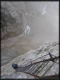 Andi in der Vertikalen hoch oberhalb der engen, steilen Eisrinne, die von der Bocchetta Bassa dei Massodi hinunterzieht