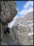 Am exponierten, aber gut zu begehenden Band des Sentiero B. Figari direkt nach Erklimmen der Steilstufe aus der Bocca degli Armi