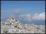 Kurz vorm Rif. Dodici Apostoli mit tollem Blick zum formschönen Care Alto, dessen Gipfel knapp aus den Wolken herausragt