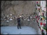Andi in dem beeindruckenden Sakralraum nahe des Rif. Dodici Apostoli zu Ehren vieler jung gestorbener Bergsteiger