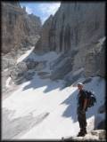 Andi an der Bocca dei Camosci mit beeindruckendem Blick auf den weiteren Wegverlauf über den Gletscher gen Bocca d'Ambiez