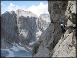 Ich in der stellenweise recht luftigen Felswand oberhalb der Vedretta dei Camosci mit der Cima Fracinglo im Hintergrund